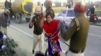 Videos : पंजाब पुलिस ने छेड़छाड़ की शिकार महिला को सरेआम पीटा