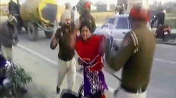 पंजाब पुलिस ने छेड़छाड़ की शिकार महिला को सरेआम पीटा