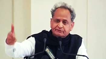 सीएम गहलोत पर आरोप, अपनों को बांट दी खानें