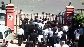 Videos : जयपुर : प्रदर्शनकारी वकीलों ने लगाई पुलिस चौकी को आग