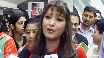 Videos : शशि थरूर की कार पर हमला, सुनंदा ने जताया ऐतराज