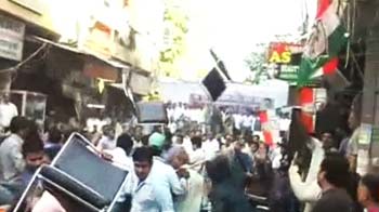 दिल्ली : सभा में जमकर चली कुर्सियां दिल्ली : सभा में जमकर चली कुर्सियां