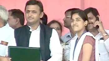 अखिलेश यादव ने लैपटाप बांटे