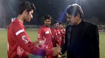 Kapil, Mahela greet players before UCC final