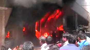 कानपुर : चमड़े के गोदाम में लगी आग