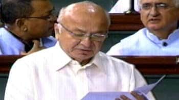 Video : Home Minister Sushil Kumar Shinde's blunder: Re-reads statement in Parliament