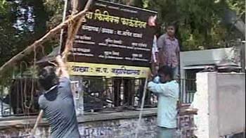 Video : Mumbai, Pune remove politicians on billboards