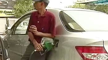 पेट्रोल के दाम दो रुपये प्रति लिटर कम किए गए