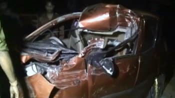 नोएडा : ट्रक से टकराई कार, एक की मौत