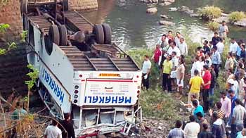 Video : महाराष्ट्र के रत्नागिरी में बस खाई में गिरी, 37 मरे