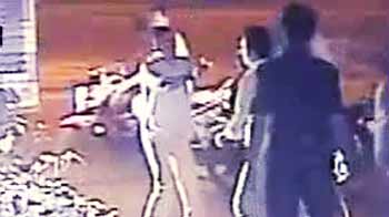 सीसीटीवी : बंदूक और तलवार की नोंक पर लूट