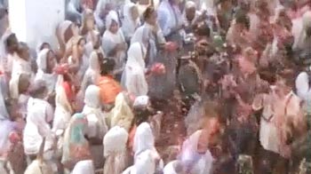 बदलाव का रंग, विधवाओं ने खेली फूलों से होली