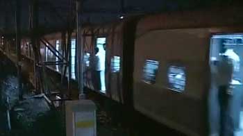Videos : मुंबई : पीला पाउडर पड़ने के बाद चली ट्रेन से गिरे आठ यात्री