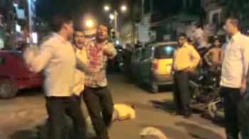 Videos : इलाहाबाद : दो पुलिस वालों के बेटों ने जमकर काटा बवाल