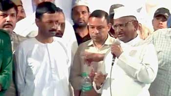 अनशन पर बैठे अरविंद से मिले अन्ना हजारे