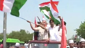 Kejriwal's party take their protest to Chief Minister Sheila Dikshit's door