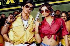 Gauri Khan checks out colourful SRK in <i>Chennai Express</i> Gauri Khan checks out colourful SRK in <i>Chennai Express</i>
