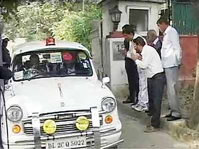 'लालबत्ती वाली गाड़ियों की तादाद कम करे सरकार'