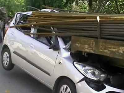 नोएडा में सरियों से लदे ट्रक से टकराई कार, एक की मौत