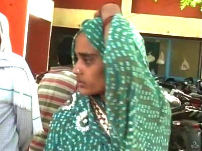 Video : Martyr Hemraj's wife allegedly robbed of Rs. 10 lakh