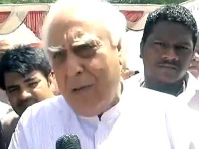 कपिल सिब्बल की चुनौती पर बिफरी सपा