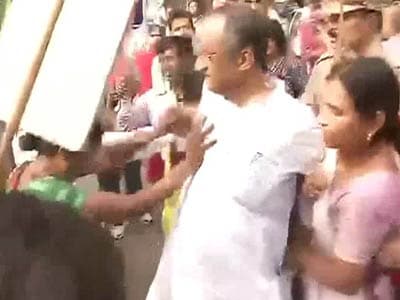 Video : Mamata heckled in Delhi, her minister attacked by Left student activists