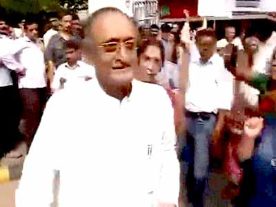 एसएफआई कार्यकर्ताओं ने फाड़े बंगाल के वित्तमंत्री के कपड़े