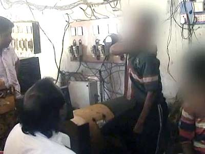 कैमरे में कैद : चोरी के आरोप में तीन बच्चों पर अत्याचार