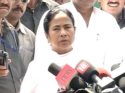 दिल्ली सुरक्षित नहीं, कोलकाता लौट रही हूं : ममता