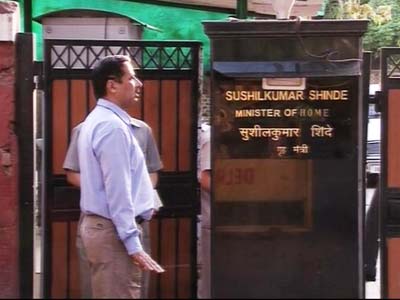 Video : Major security breach at Home Minister Sushil Kumar Shinde's house