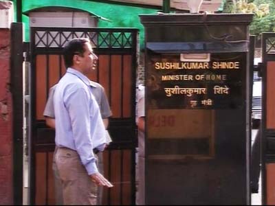 Major security breach at Home Minister Sushil Kumar Shinde's house