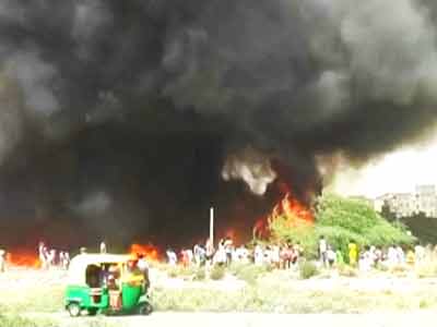 Video : दिल्ली में भीषण आग, 100 झुग्गियां खाक