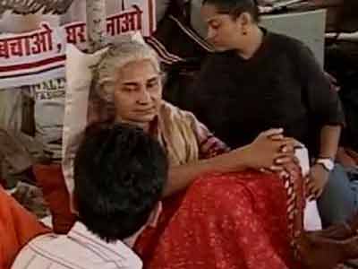 Mumbai slum demolition: Medha Patkar breaks fast after govt's assurance