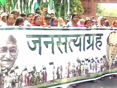 सबके लिए छत की मांग को लेकर सड़कों पर सत्याग्रही सबके लिए छत की मांग को लेकर सड़कों पर सत्याग्रही