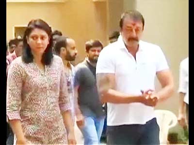 सरेंडर को लेकर संजय दत्त पर फैसला कल तक टला