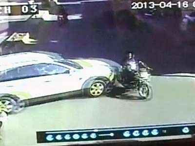 कैमरे में कैद : नेता के बेटे ने दो बच्चियों को कुचला