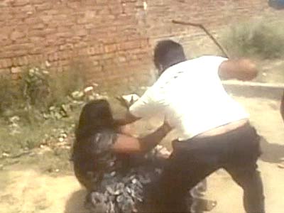 Videos : पंजाब : महिला की सरेआम डंडों से पिटाई