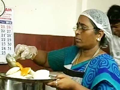Video : Jayalalithaa's one-rupee idlis are a hit