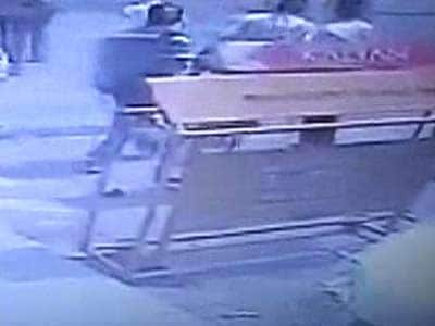 Video : Bangalore blast: CCTV shows people running outside BJP office