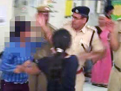बच्ची से रेप : प्रदर्शनकारी लड़की को एसीपी ने मारे थप्पड़