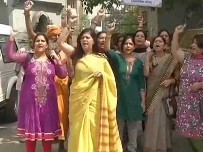 Video : Furious protests in Delhi over 5-year-old's rape