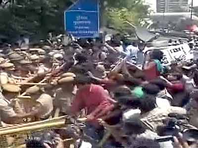 मासूम बच्ची से रेप के खिलाफ दिल्ली में व्यापक प्रदर्शन