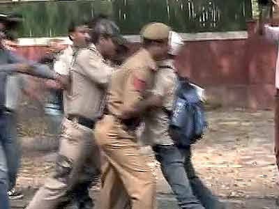Videos : बच्ची से रेप के विरोध में शिंदे के घर के बाहर प्रदर्शन