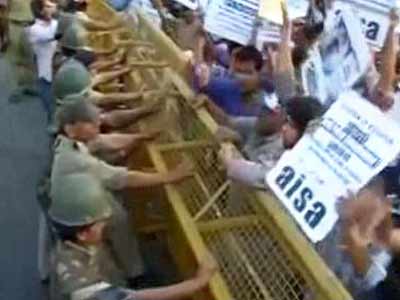 Delhi rape: Anger spreads, protests near PM's residence, India Gate