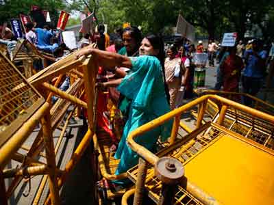 Video : Delhi child rape case: protestors try to storm barricades to reach parliament
