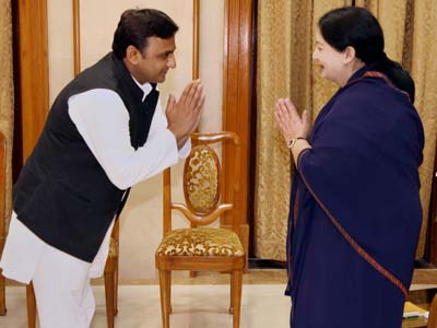 After Mulayam, Akhilesh Yadav talks third front; meets Jayalalithaa