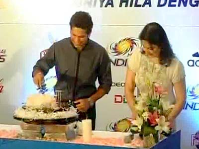 Sachin Tendulkar, 40, cuts cake with wife Anjali