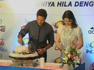 Videos : सचिन ने पत्नी संग काटा जन्मदिन का केक