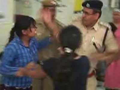 सुप्रीम कोर्ट ने दिल्ली पुलिस कमिश्नर को भेजा नोटिस