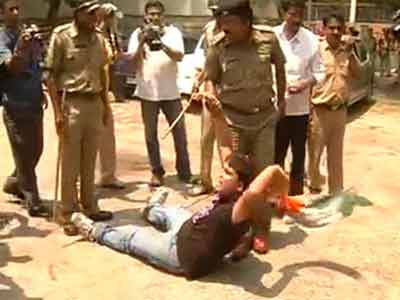 Video : Chit fund chief produced in court, angry protesters try to rush inside